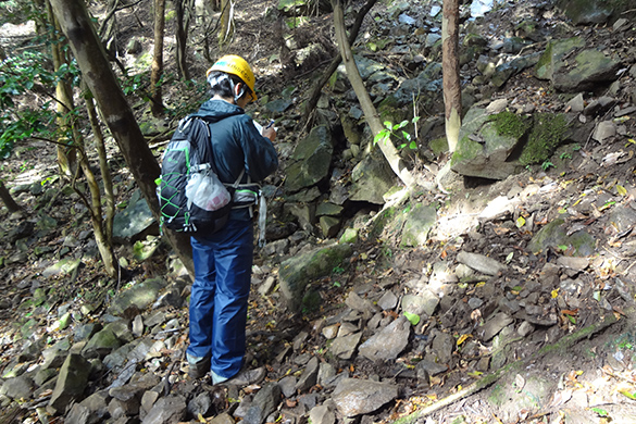 旧廃止鉱山の巡視の写真