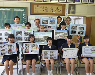 三井串木野鉱山（株）が地元小学校へ展示パネルを寄贈